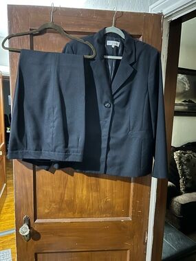 Evan Picone Classic Women’s  Black Blazer and Slacks Suit - Black